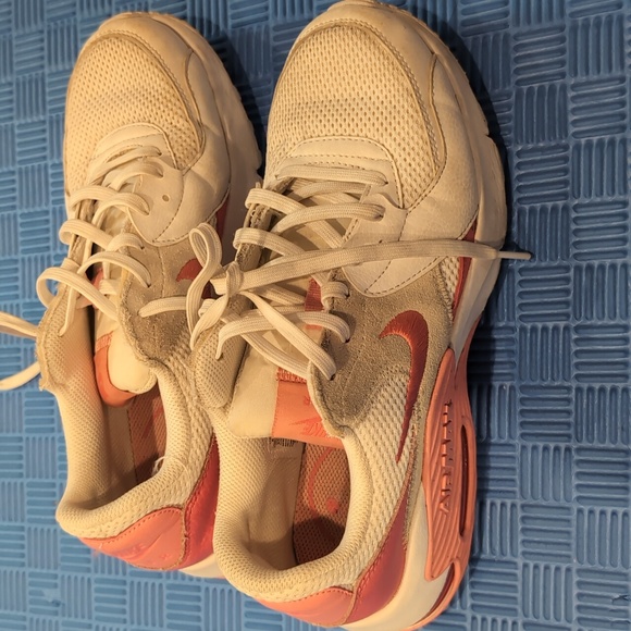 Nike Excee Women's Sz 8 - Picture 1 of 3